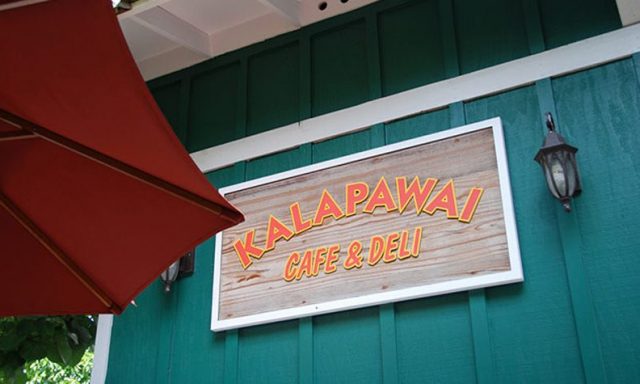 緑と白の建物が可愛いお洒落カフェ、カラパワイ・カフェ&デリのアイキャッチ画像