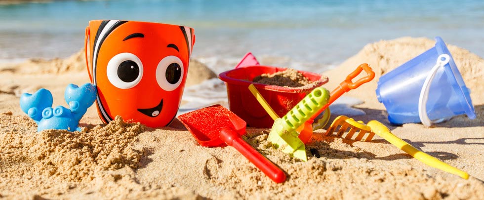 アウラニ・ディズニー・リゾートのビーチでレンタルされるニモなどの砂場遊び道具の写真