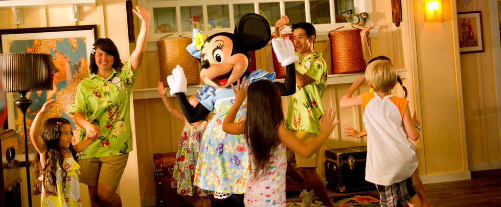 アウラニ・ディズニー・リゾートのリゾートアクティビティでミニーとダンスをする写真