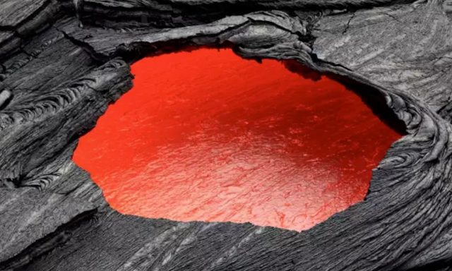 美しすぎる自然の驚異、キラウエア火山に溶岩の天窓が出現のアイキャッチ画像