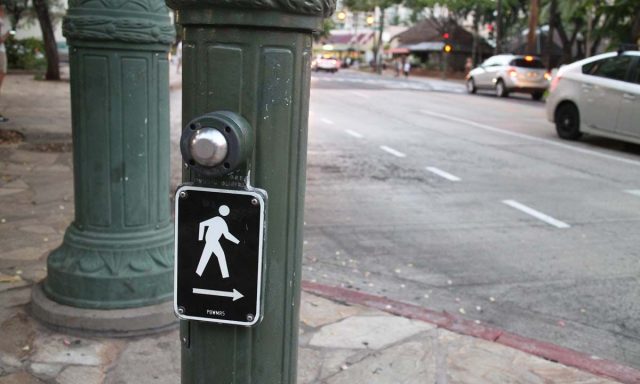 ハワイで歩きスマホが禁止に？市議会議員が歩行者のスマホ利用を禁止要望のアイキャッチ画像