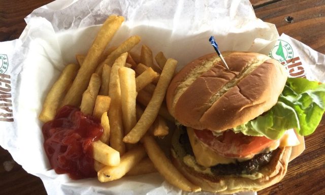 クアロアランチの100%無農薬ビーフのハンバーガーは味わう価値あり！のアイキャッチ画像