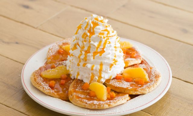 エッグスンシングス、オレンジ色が華やかなキャロットパンケーキを販売のアイキャッチ画像