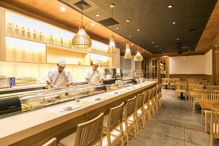 ホノルル市内サウスキング通りの人気和食レストラン「桜テラス」では、このほど新しく寿司カウンターを設置する改装工事を完了し、営業を再開した。