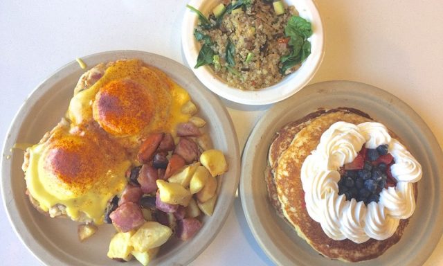 ハワイの老舗パンケーキ屋の姉妹店コア・カフェで朝ごはんを食べて来ました!のアイキャッチ画像